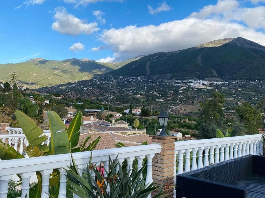 uma vista a partir de uma varanda com montanhas ao fundo em Exclusive House with Incredible Mountain Views em Alcaucín