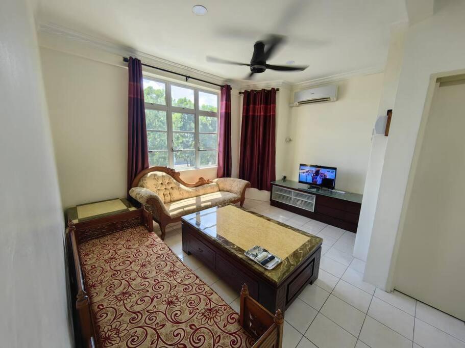 uma sala de estar com um sofá e uma mesa de centro em Top View Synergy Square em Kuching