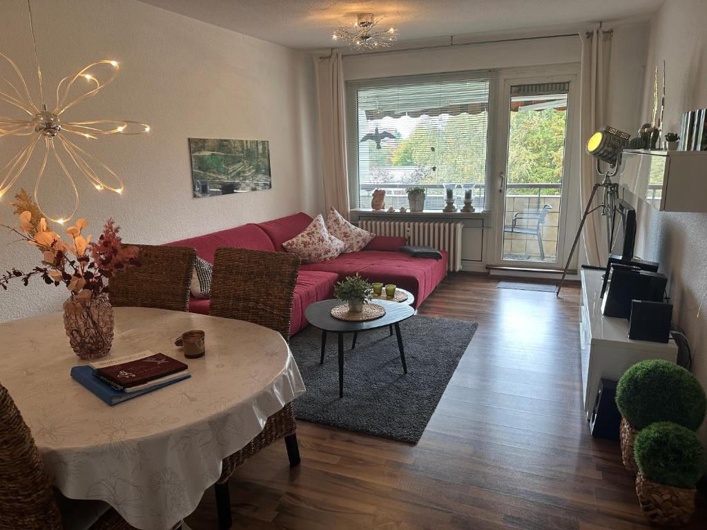 sala de estar con sofá rosa y mesa en Bremen Ferienwohnung en Bremen