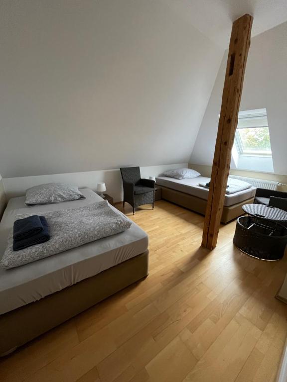 1 dormitorio con cama y escalera en MWM-Pension-Hotel en Meine