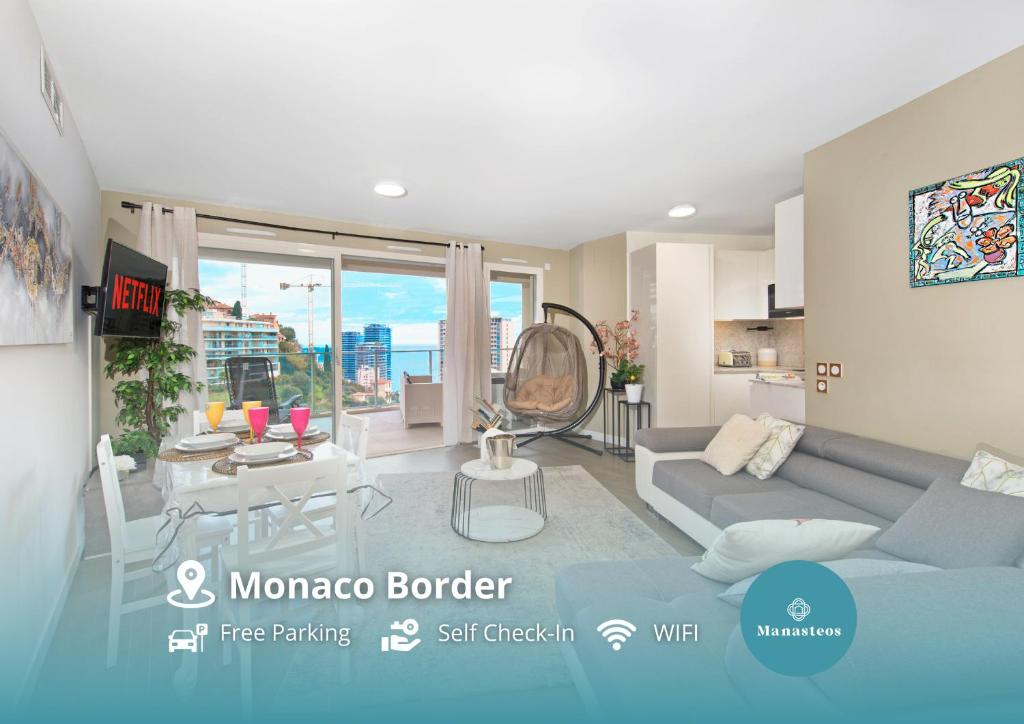 un salon avec un canapé et une table dans l'établissement Grande terrasse - Vue mer - Parking - BK, à Beausoleil