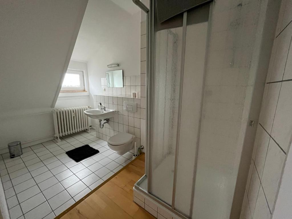 Koupelna v ubytování Doppelzimmer-Bad-Kühlschrank-Tv-19