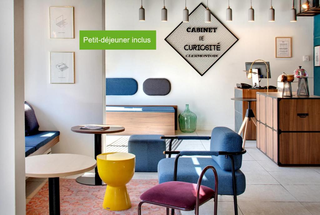 una tienda con sillas y mesas en una habitación en Hôtel ibis Styles Clermont-Ferrand Gare, en Clermont-Ferrand