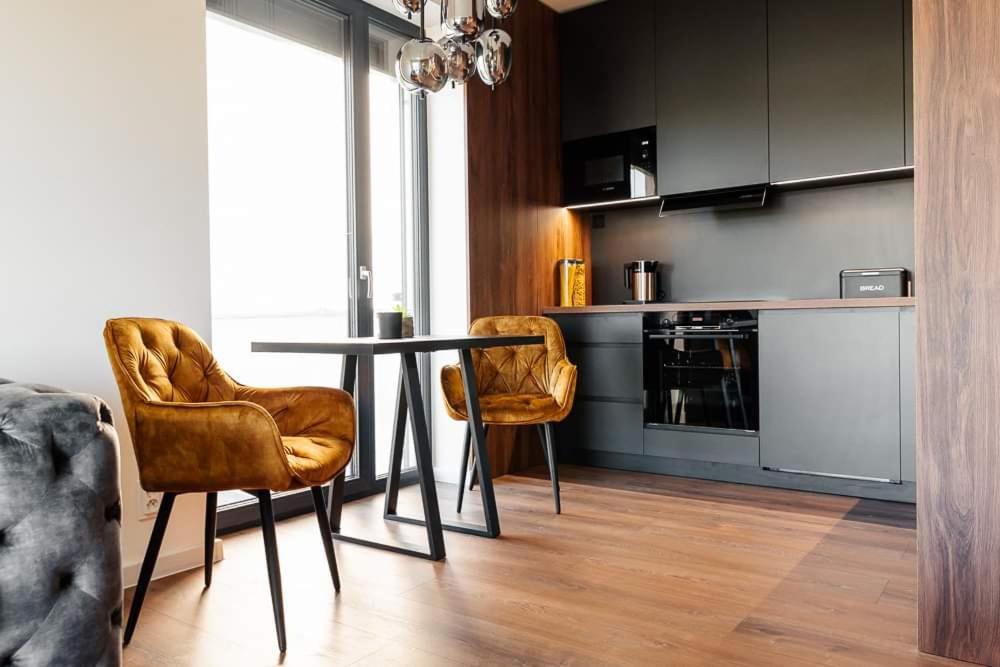 cocina con mesa y 2 sillas en una habitación en Luxury Apartment KVP, en Myslava
