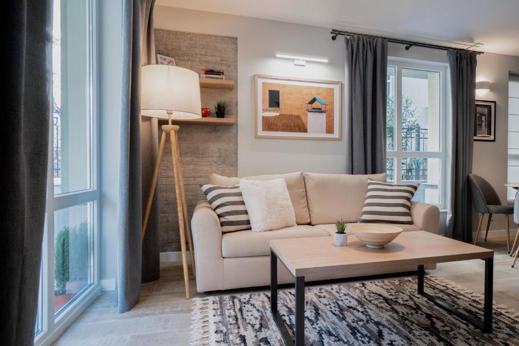 8th Hill Apartments - King Studio With Sofa Bed