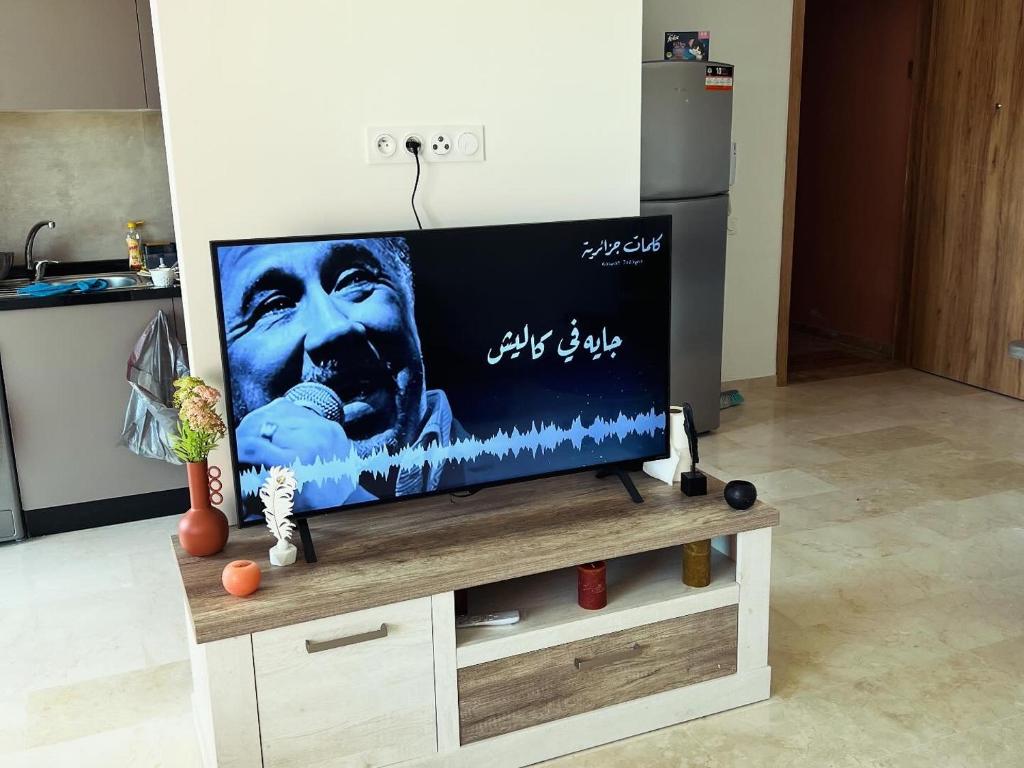 y TV de pantalla plana en una sala de estar. en Nuria golf Marrakech, en Marrakech