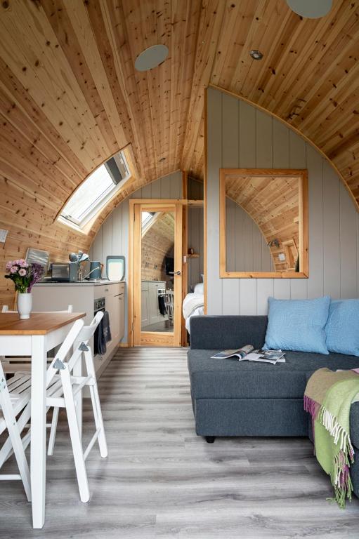 Posezení v ubytování Little Quarry Glamping Bed and Breakfast