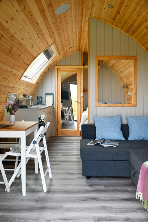 Posezení v ubytování Little Quarry Glamping Bed and Breakfast