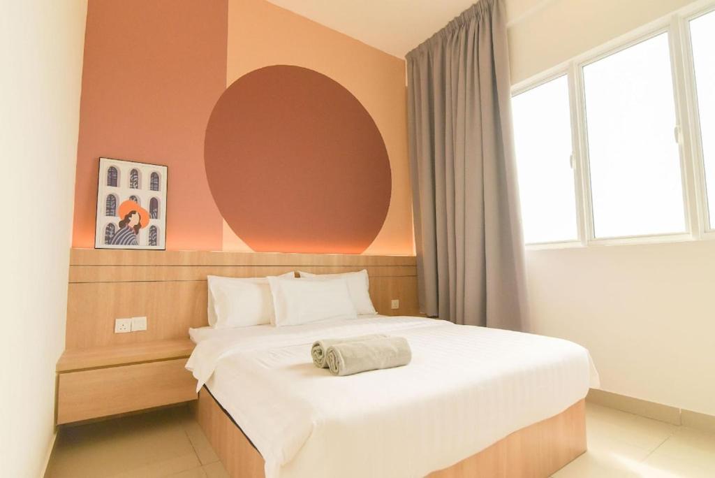 een slaapkamer met een groot bed in een kamer bij Amber Cove -Sunset Bliss Retreat Sea/CityView By Luxpro in Melaka