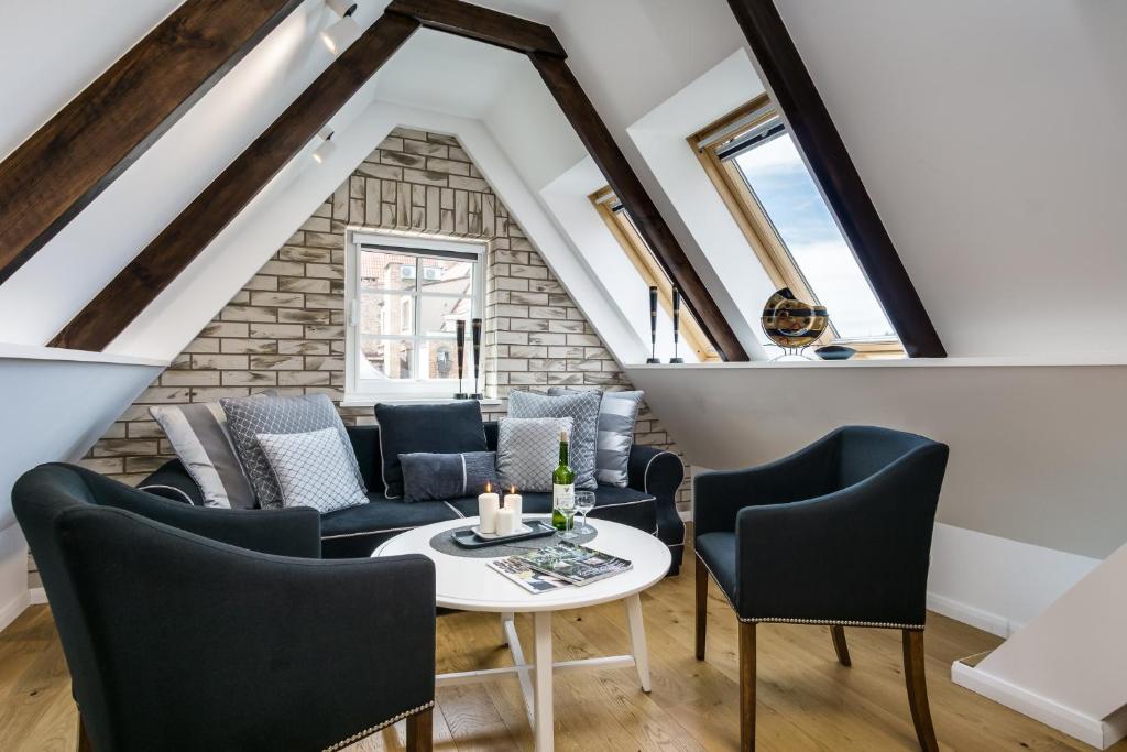 a living room with a table and chairs at Elite Apartments Old Town Straganiarska in Gdańsk