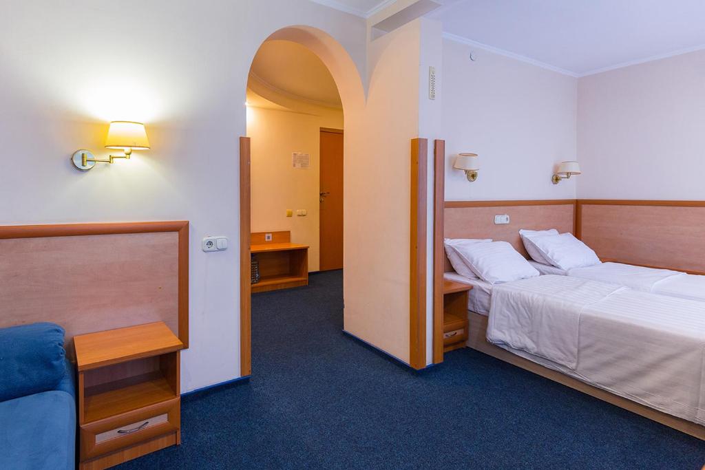 Postel nebo postele na pokoji v ubytování Truskavets 365 Hotel