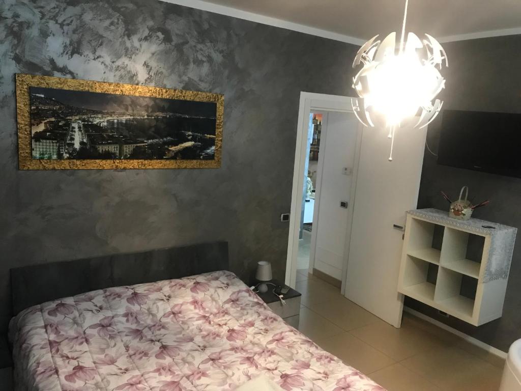- une chambre avec un lit et une peinture murale dans l'établissement La casa di Elena, à Sannicandro di Bari