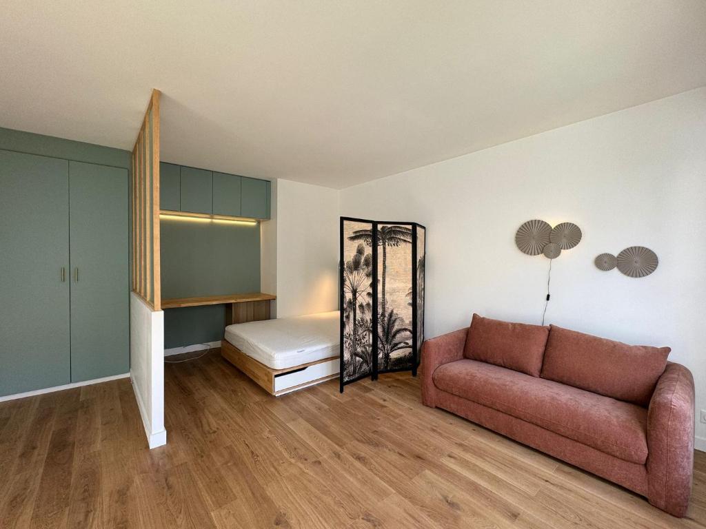 ein Wohnzimmer mit Sofa und ein Schlafzimmer in der Unterkunft Paris La Belle in Paris