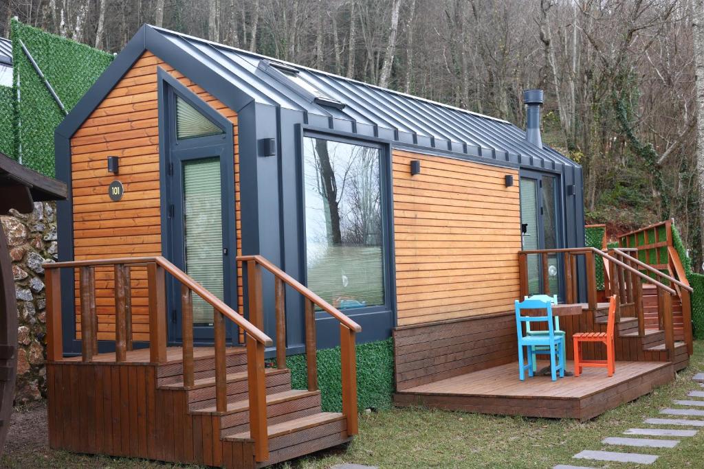 una casa pequeña con terraza y mesa en MANZARA SUİTES ORMAN KÖY, en Kartepe