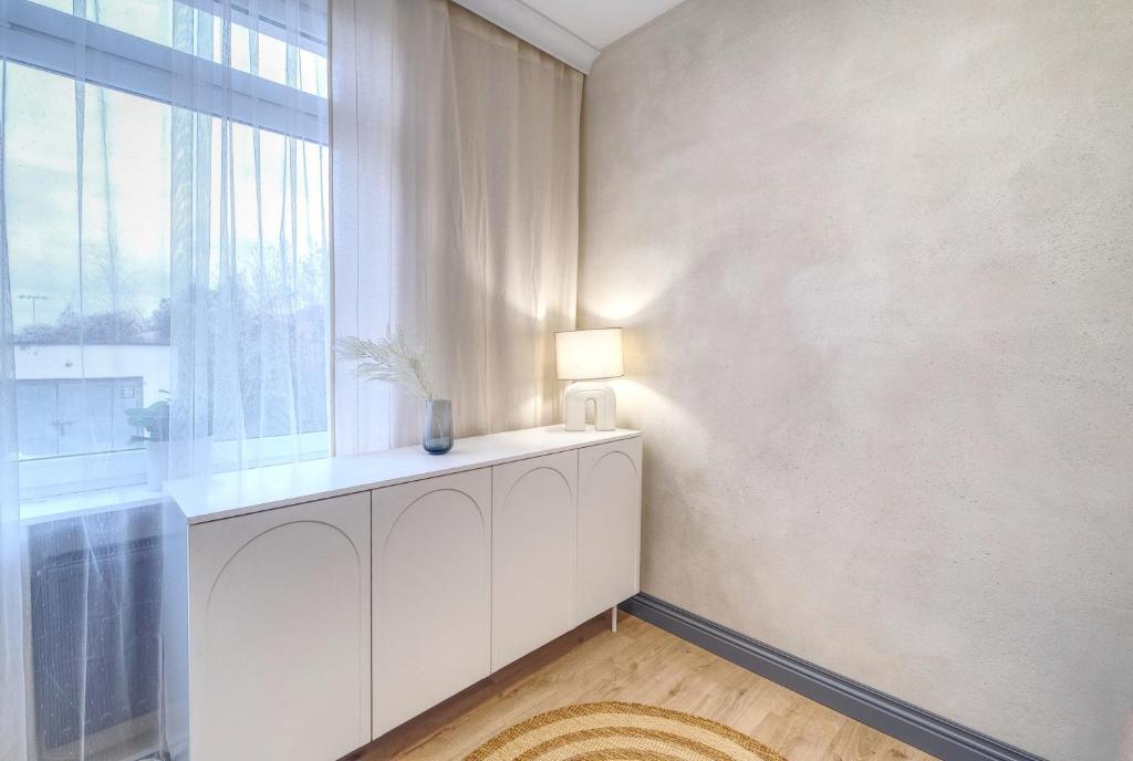 a white room with a table and a window at Apartament Gris in Sopot