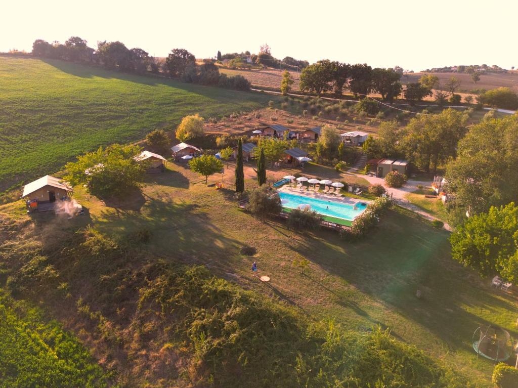 una vista aérea de un complejo con piscina en Tenuta Tredici Ulivi, en Casa Albonetti