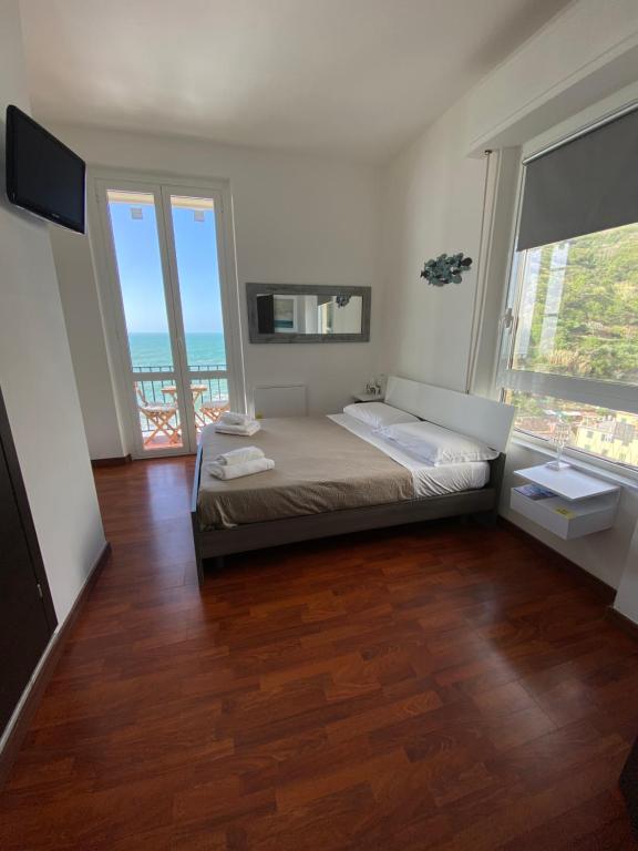 una camera con letto e vista sull'oceano di Sollevante Guest House a Riomaggiore