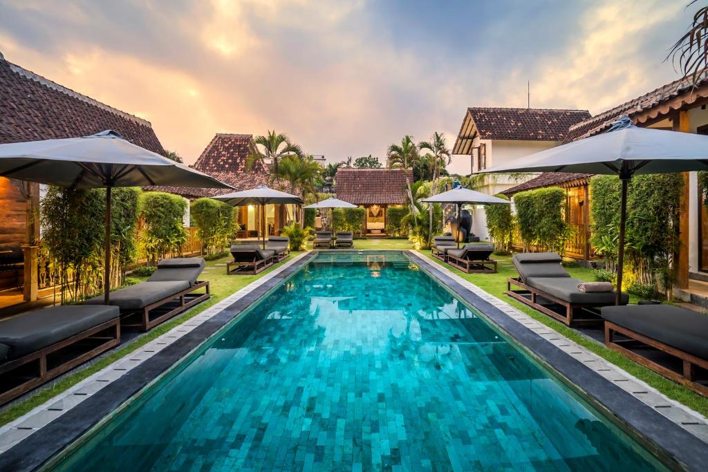 坎古的住宿－Bloom Resort Bali by BaliSuperHost，别墅游泳池的形象