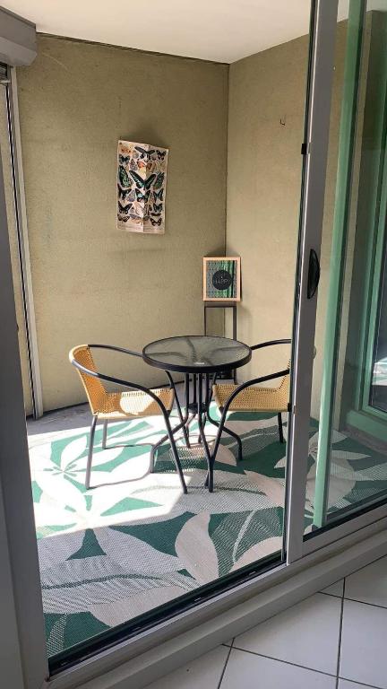 Cette chambre dispose d'une terrasse avec une table et des chaises. dans l'établissement Appartement de 75m2, à Gap