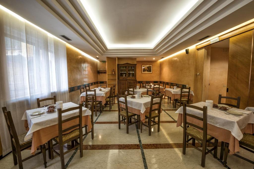 Restauracja lub miejsce do jedzenia w obiekcie Hotel Drago