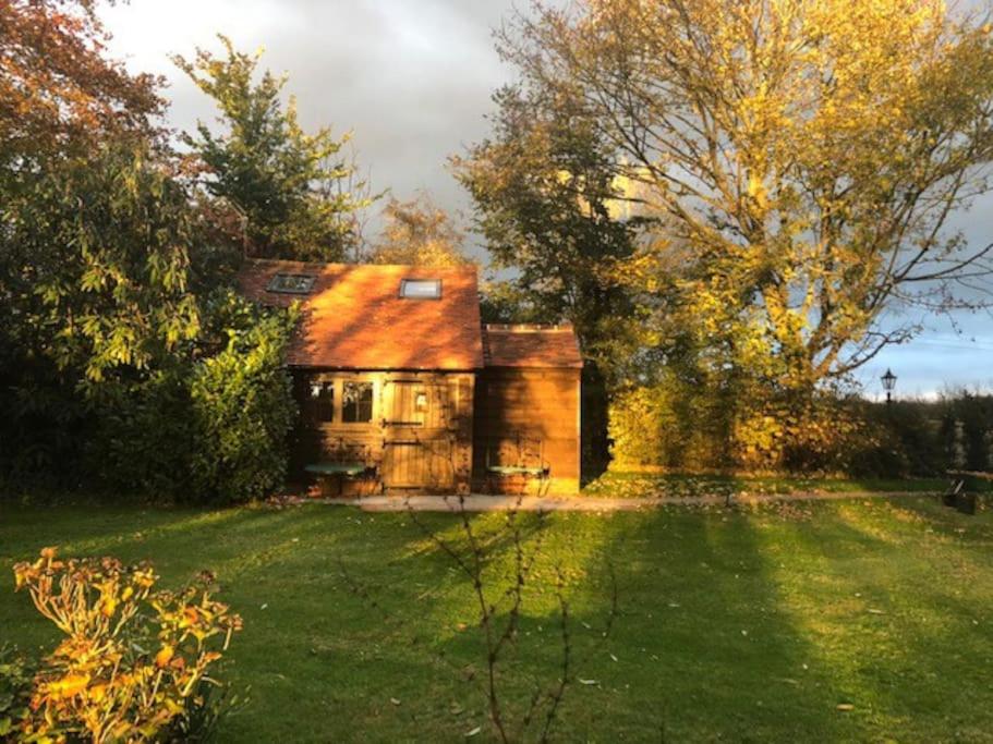 an old brick house in a grassy yard at The Bike Shed, Near Brill in Aylesbury