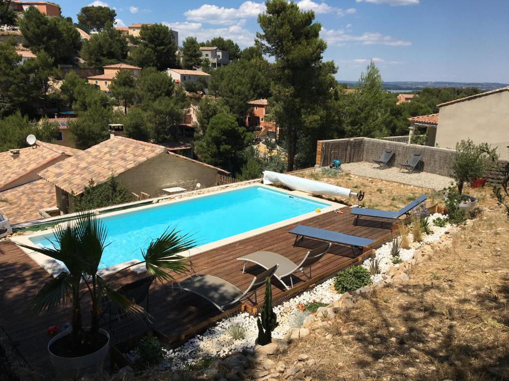 une vue aérienne d'une piscine dans une maison dans l'établissement Grande villa avec piscine en Provence, à Beaucaire