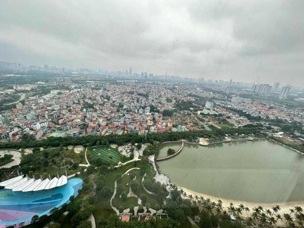 uma vista aérea de uma cidade e de uma massa de água em Imperia I2 - Vinsmart city Tay Mo em Nam Tu Liem