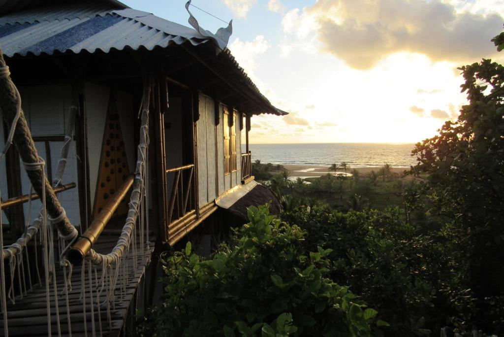 una casa en la playa con el océano en el fondo en Pousada Sabambugi, en Baía Formosa