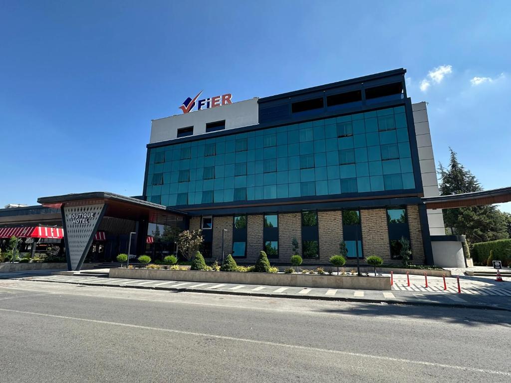 un edificio con un cartel en la parte superior en Fier Life Center en Kayseri