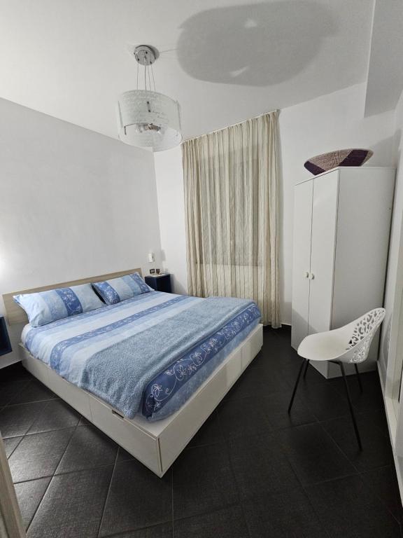 una camera con un letto e una sedia di L'AURORA a Messina