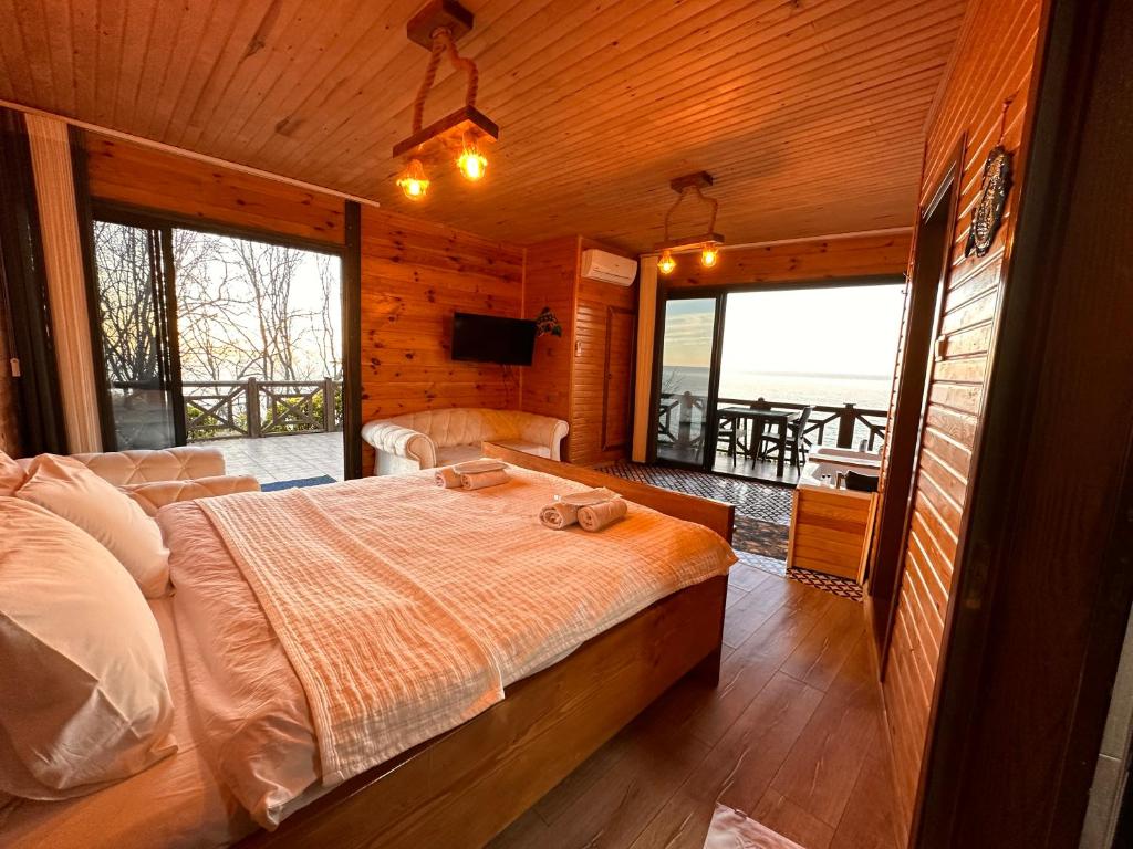 Postel nebo postele na pokoji v ubytování Falez Cafe&Restaurant&Pansiyon-Arhavi