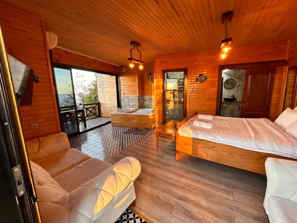 Postel nebo postele na pokoji v ubytování Falez Cafe&Restaurant&Pansiyon-Arhavi