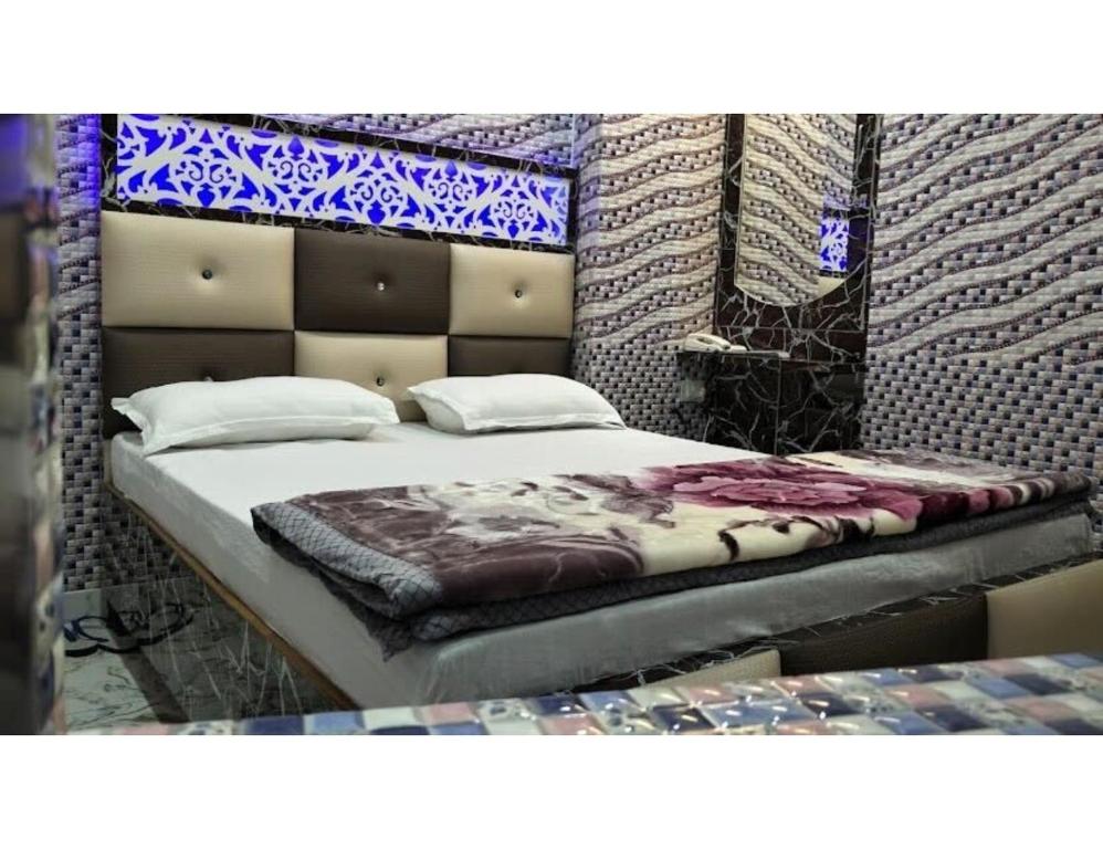 Postel nebo postele na pokoji v ubytování Hotel Pari, Jalandhar