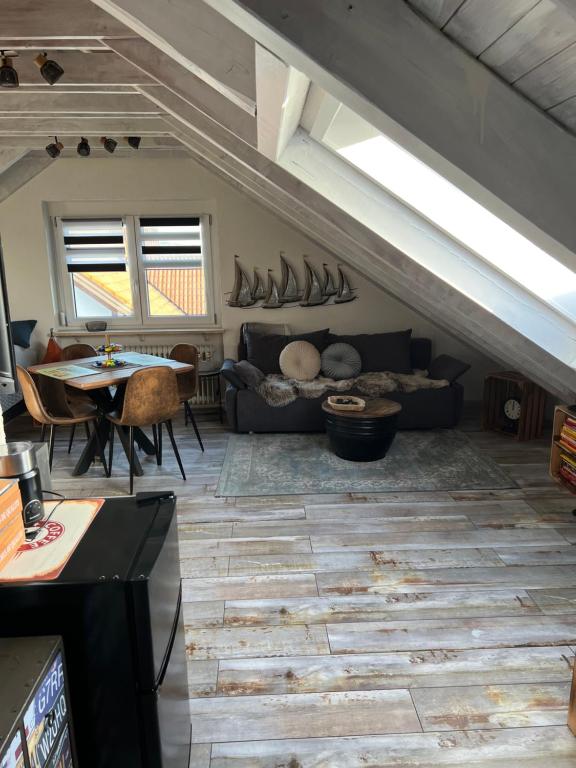 uma sala de estar com um sofá e uma mesa em Ferienwohnung Alex Mayer em Langenargen