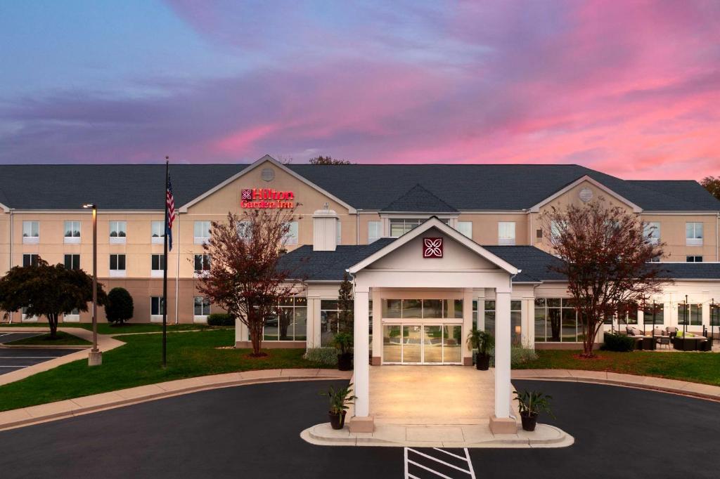 una representación de un hotel con un edificio en Hilton Garden Inn Solomons, en Dowell