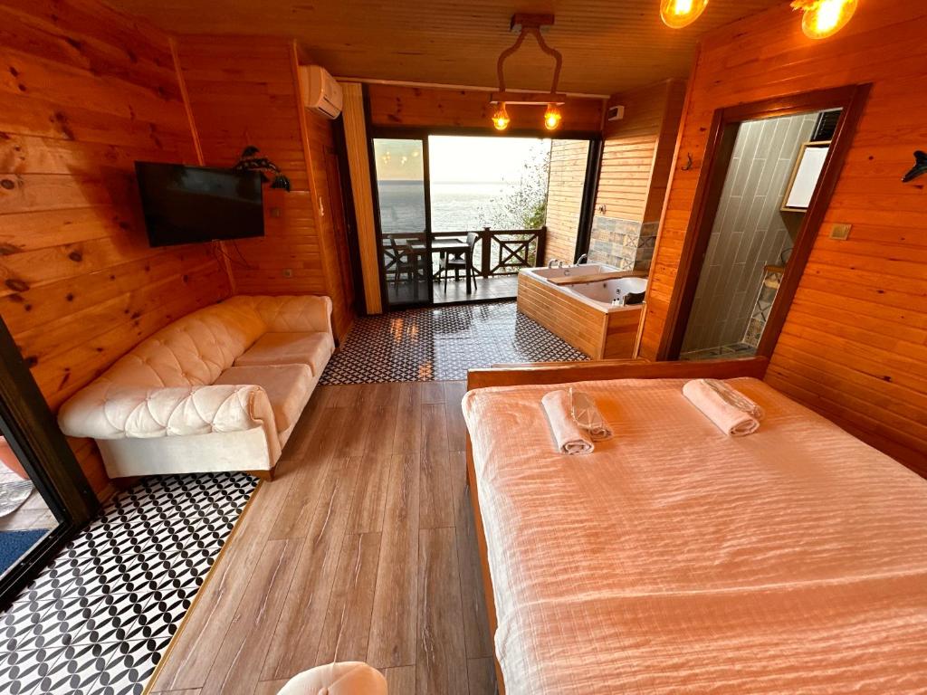 Postel nebo postele na pokoji v ubytování Falez Cafe&Restaurant&Pansiyon-Arhavi