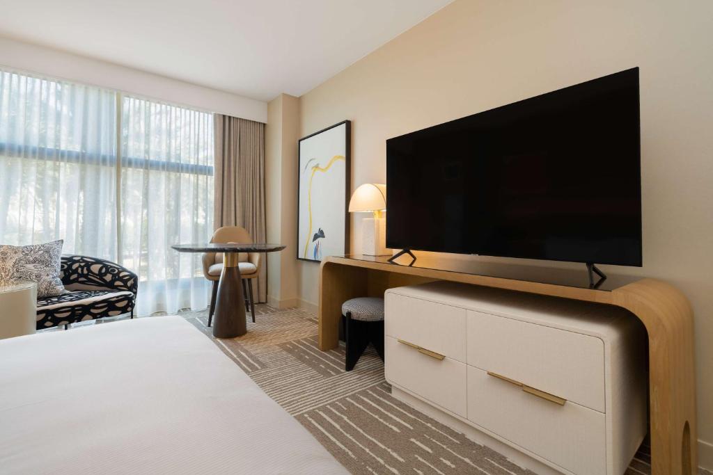 Hilton San Diego Gaslamp Quarter - DELUXE - TUB ACCESSIBLE 1 ROI