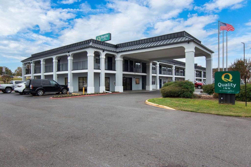 ein Gebäude mit einem Parkplatz davor in der Unterkunft Quality Inn near Casinos and Convention Center in Bossier City