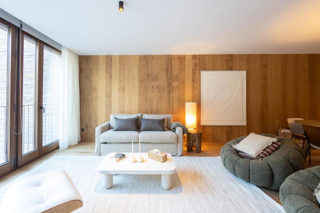 un soggiorno con divano e tavolo di Isard Homes by Select Rentals a El Tarter
