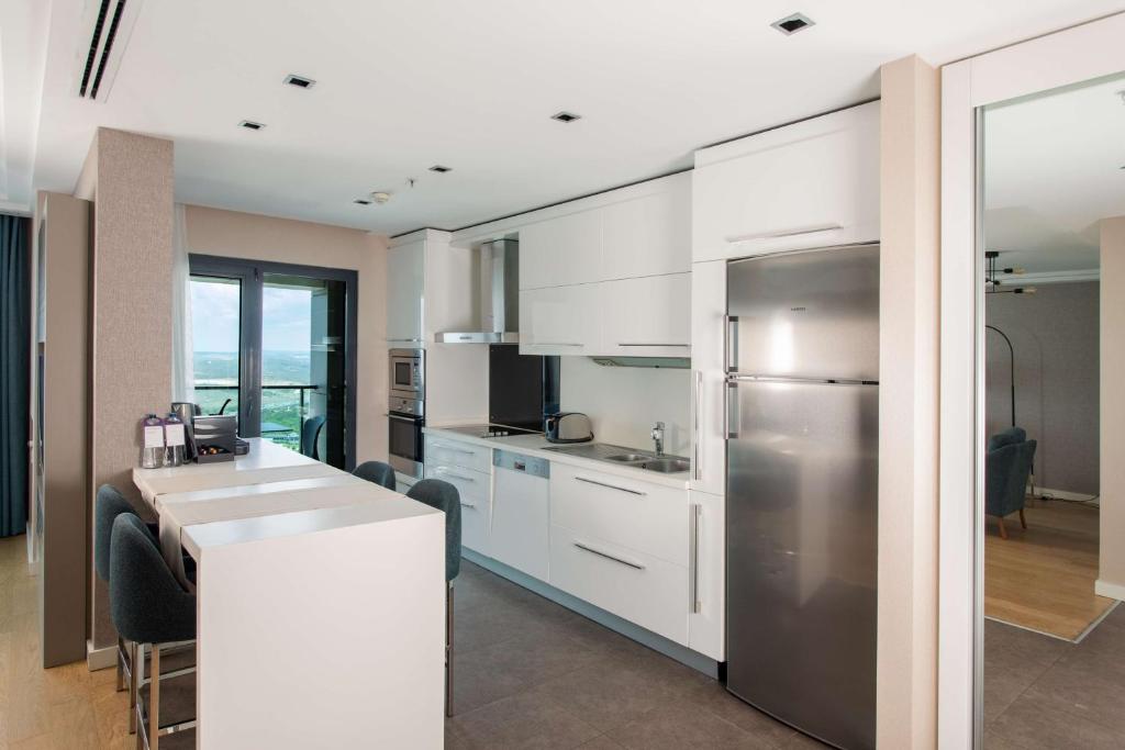 Radisson Residences Avrupa TEM Istanbulにあるキッチンまたは簡易キッチン