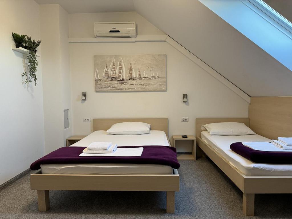Postel nebo postele na pokoji v ubytování Pansion Komfor Fitea