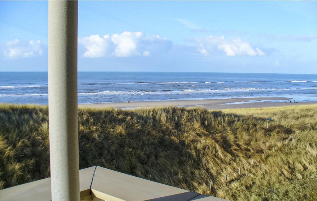 uitzicht op de oceaan vanaf een strand bij ZeePanorama in Bergen aan Zee