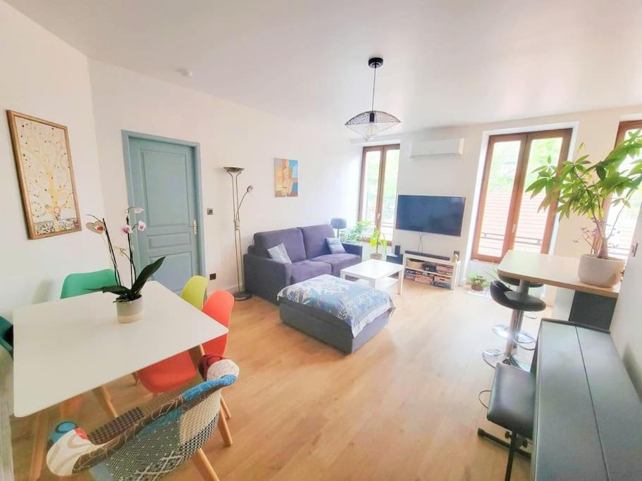 Photo de la galerie de l'établissement Superbe appart tout confort proche métro A, à Villeurbanne