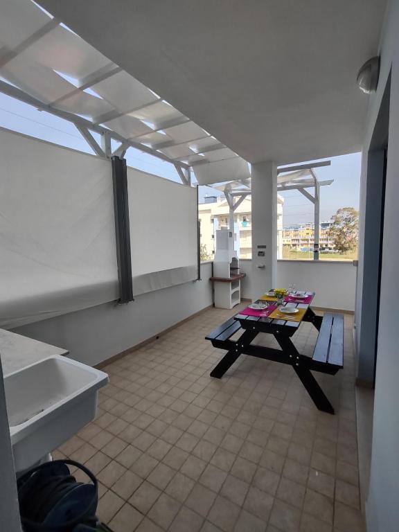 a room with a table in the middle of a building at Selida Aquamarine House in Vasto