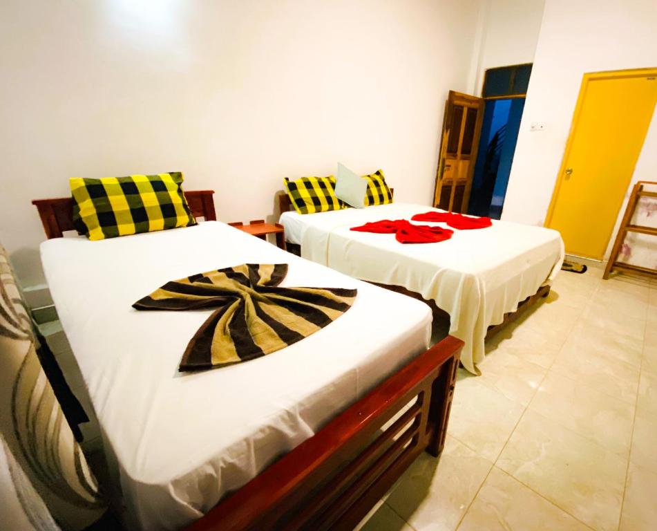 Un pat sau paturi într-o cameră la Happy Resort Yala
