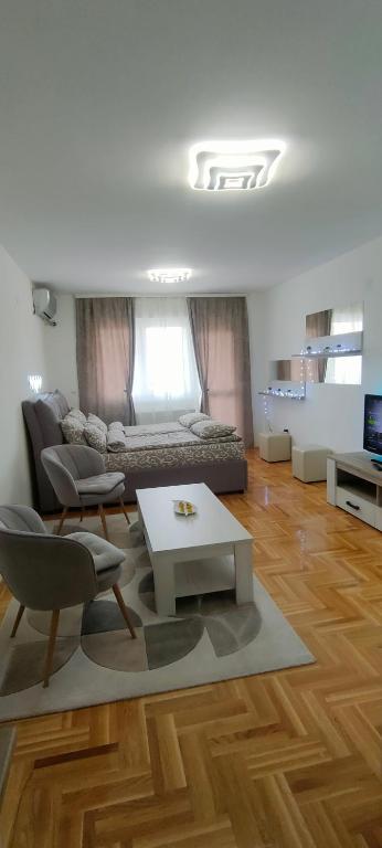 TV a/nebo společenská místnost v ubytování Apartman Ema