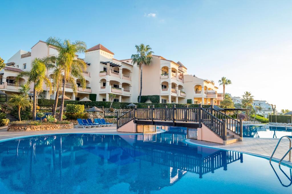 una piscina frente a un complejo en Wyndham Grand Costa del Sol, en Mijas Costa