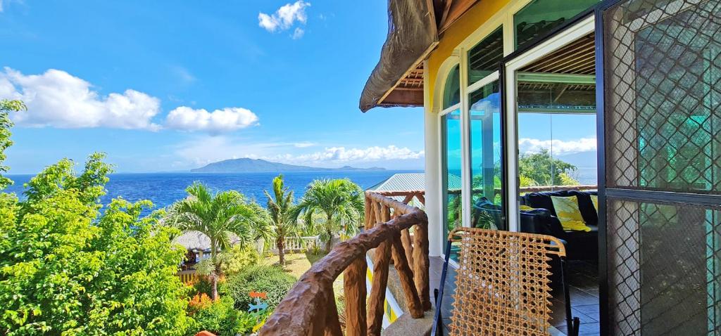 Dreamland Paradise Resort في باتانجاس سيتي: شرفة منزل مطلة على المحيط