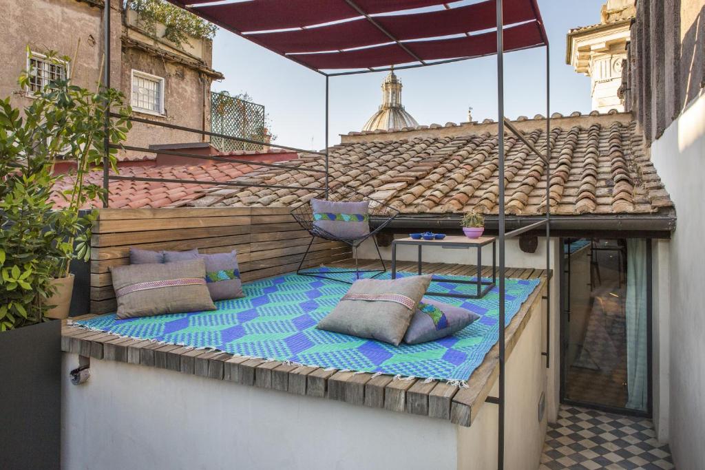 patio z parasolem, stołem i poduszkami w obiekcie G-Rough, Rome, a Member of Design Hotels w Rzymie