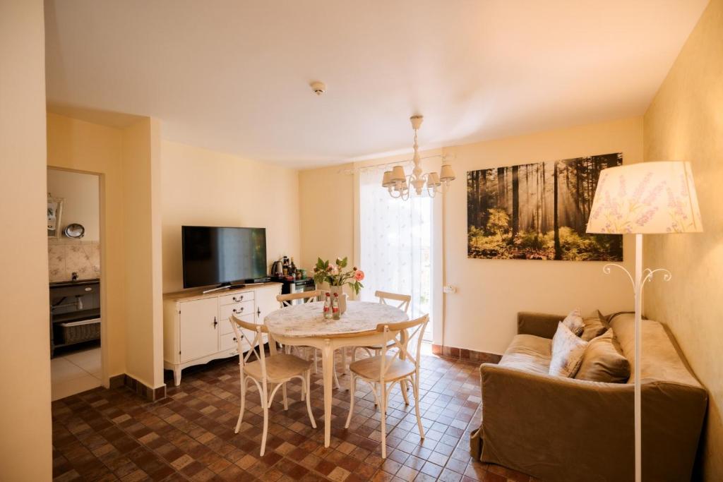 TV a/nebo společenská místnost v ubytování Silene Resort & Spa